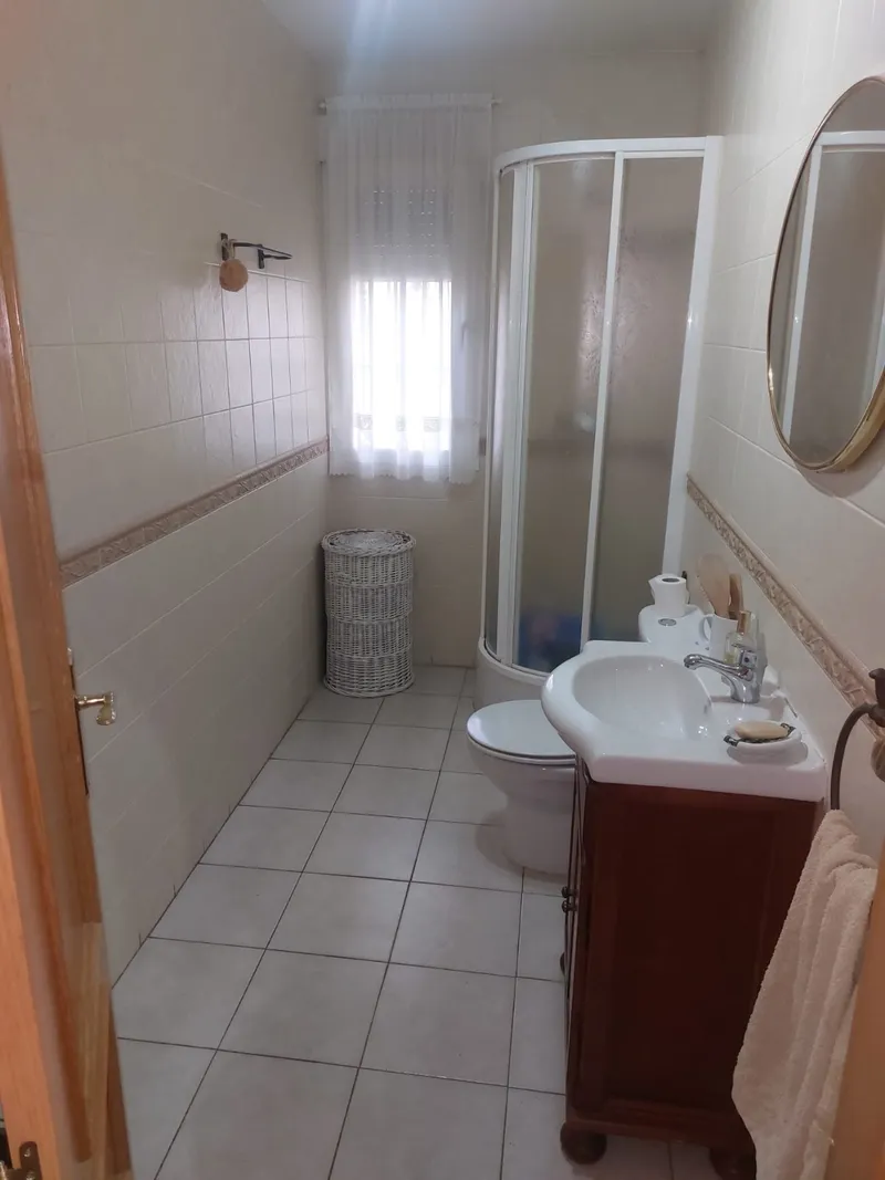 Baño alargado y estrecho antes de la reforma
