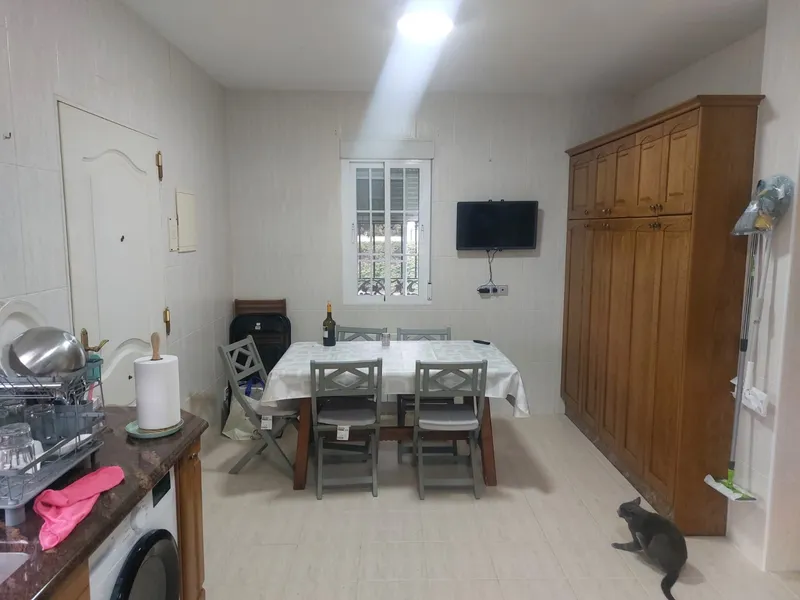 Cocina y comedor antes de la reforma, sin continuidad visual entre ambas zonas